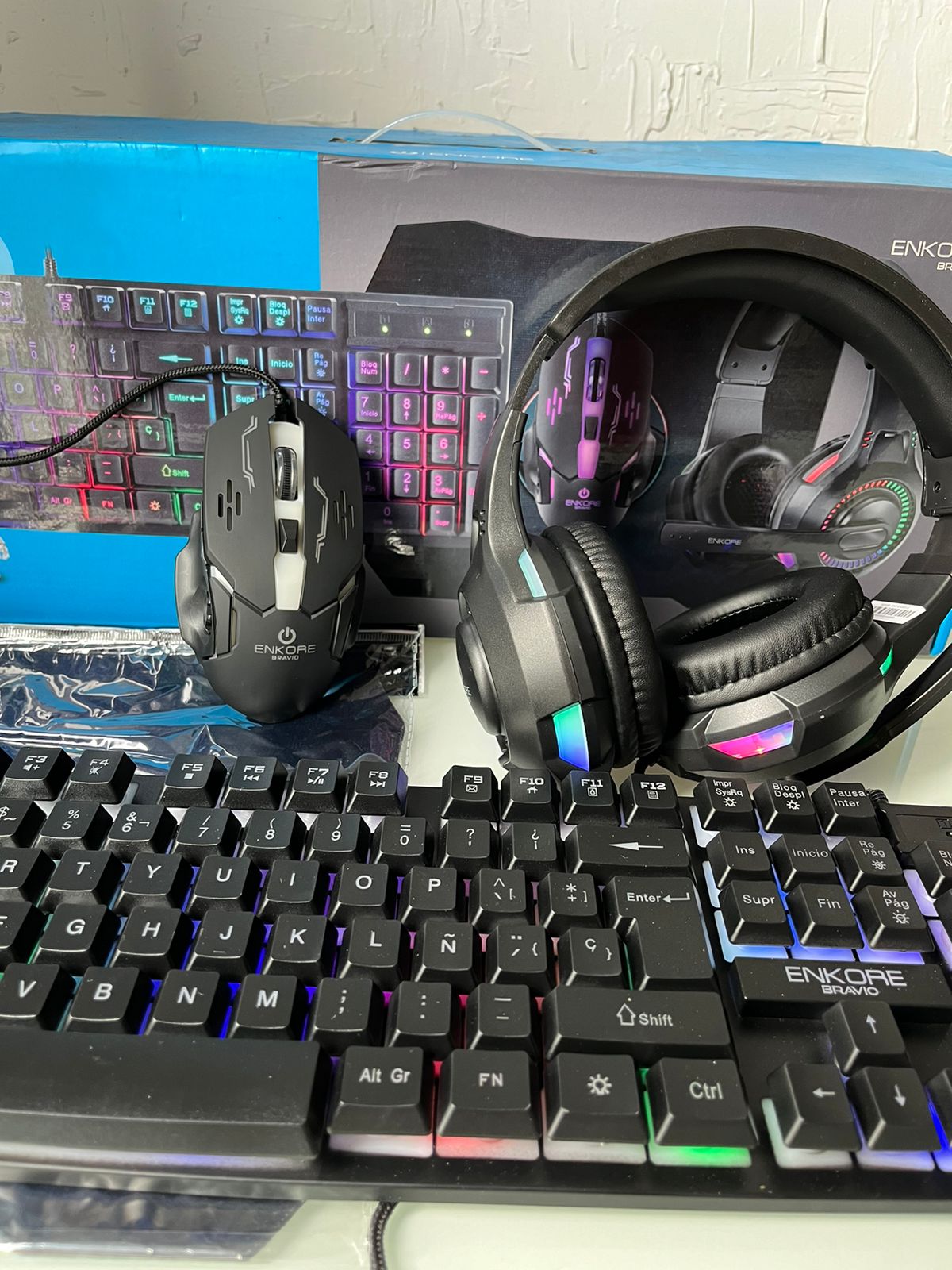 Combo Gamer Enkore Bravio 4 en 1: Teclado + Mouse + Audífonos + Pad